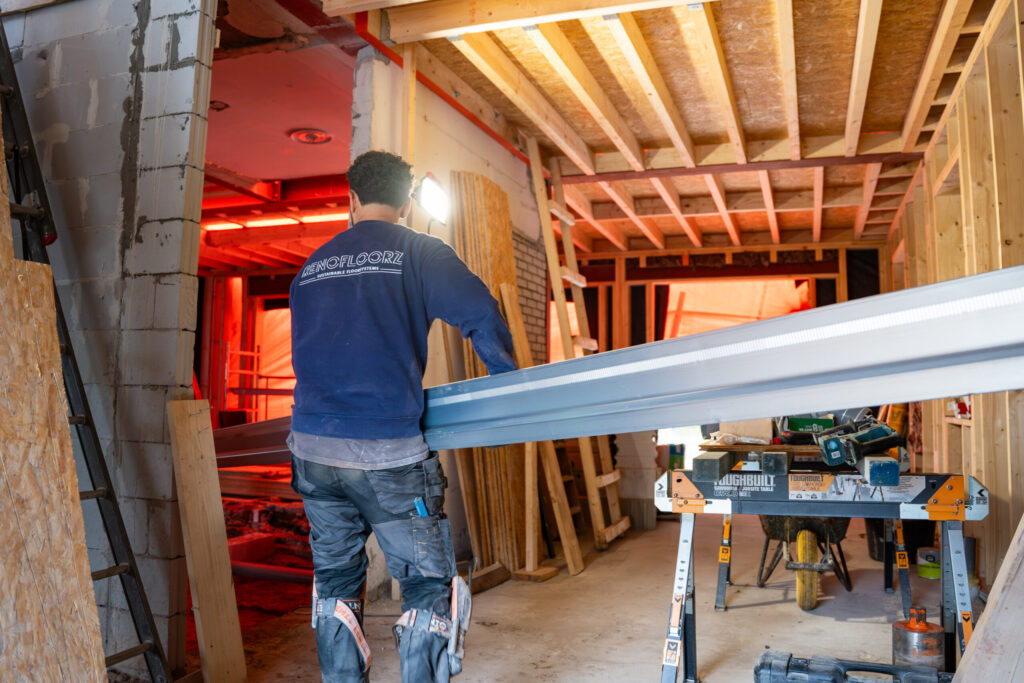 Stalen ligger wordt binnen op zijn plek gelegd onder de bestaande houten balklaag