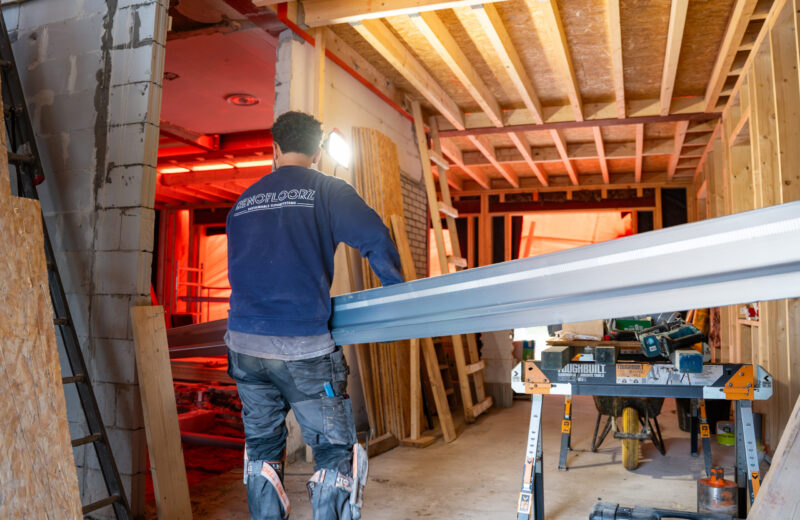 Stalen ligger wordt binnen op zijn plek gelegd onder de bestaande houten balklaag
